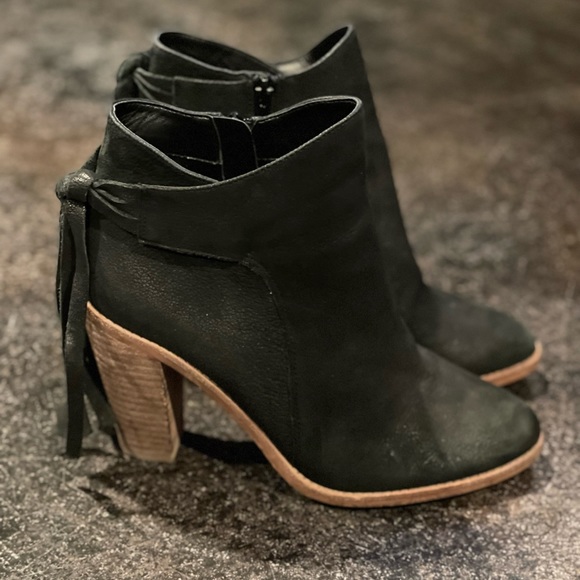 Vince Camuto Linford Bootie Black Leather Size 7.5, EUC - Picture 1 of 8